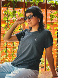 BSCS PLAYERA MUJER BORDADA LUNA GRIS