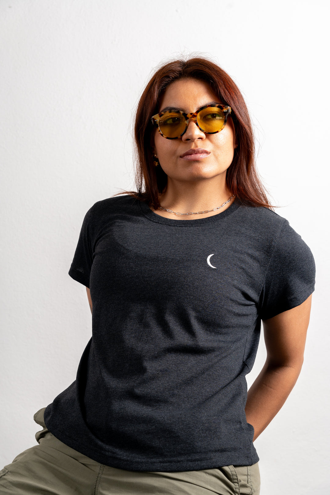 BSCS PLAYERA MUJER BORDADA LUNA GRIS