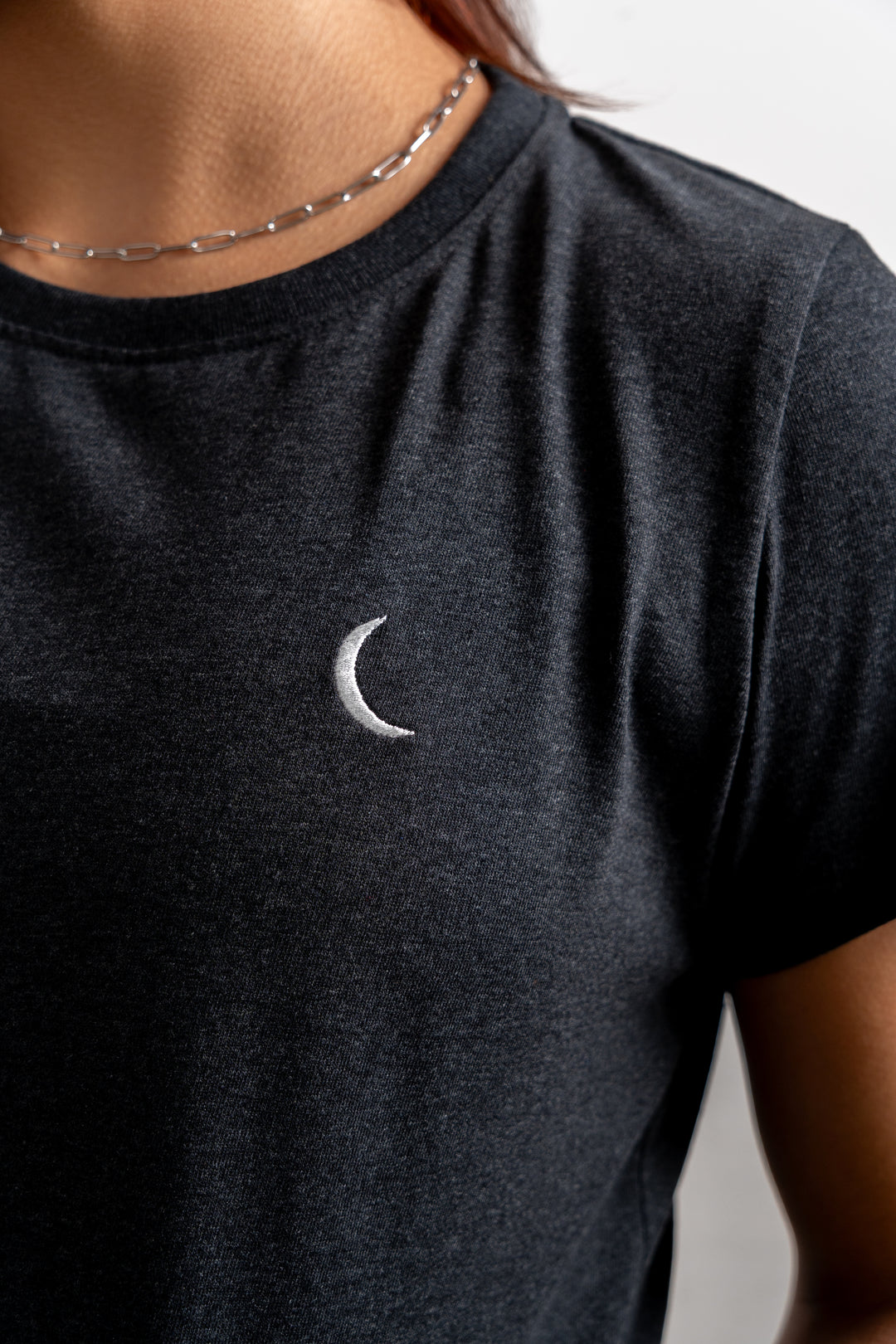BSCS PLAYERA MUJER BORDADA LUNA GRIS