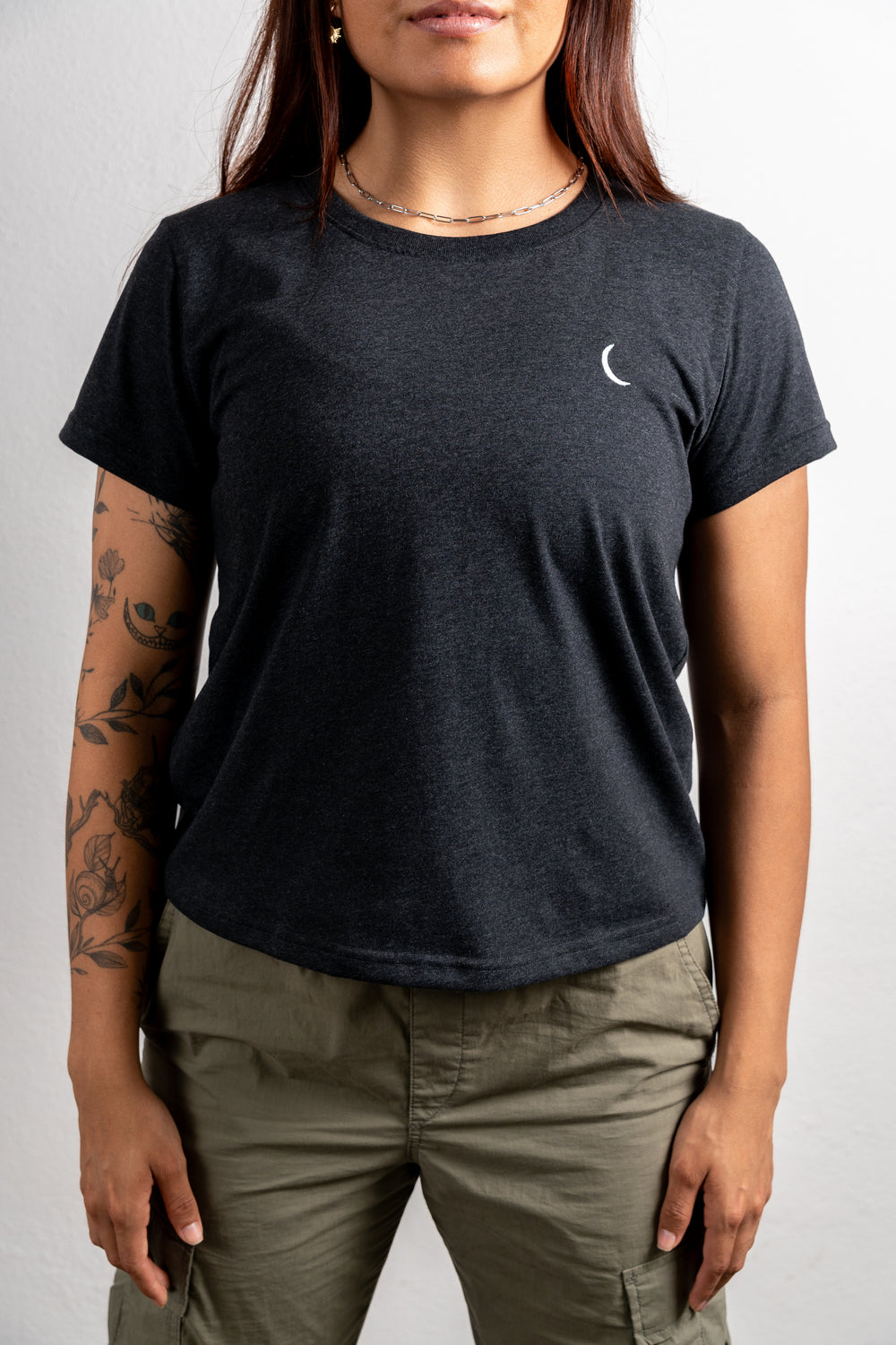 BSCS PLAYERA MUJER BORDADA LUNA GRIS