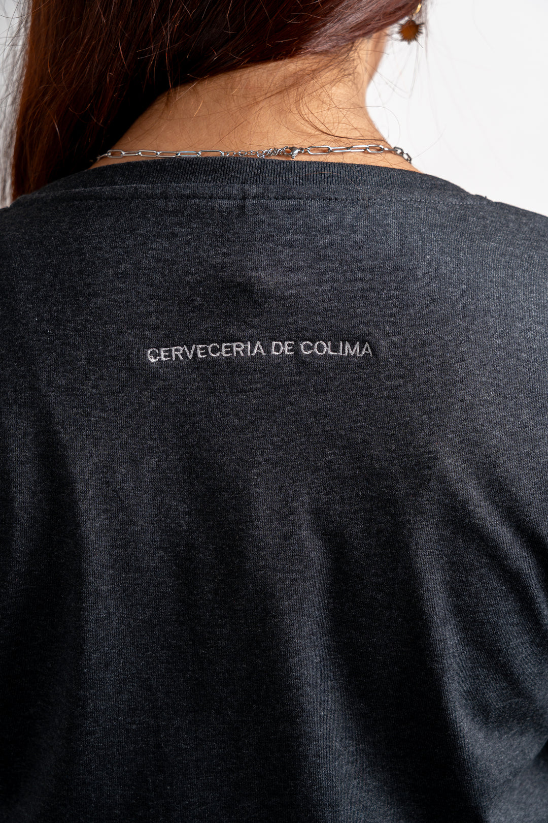 BSCS PLAYERA MUJER BORDADA LUNA GRIS