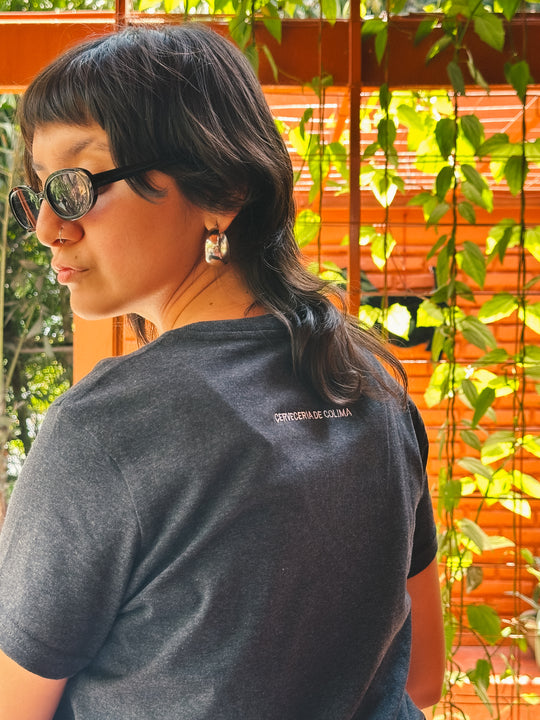 BSCS PLAYERA MUJER BORDADA LUNA GRIS
