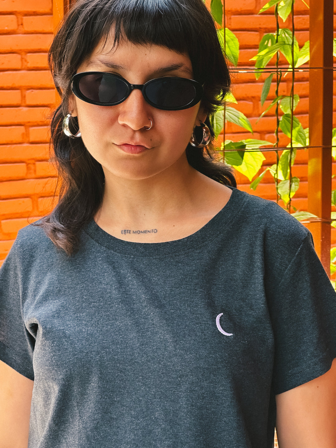 BSCS PLAYERA MUJER BORDADA LUNA GRIS